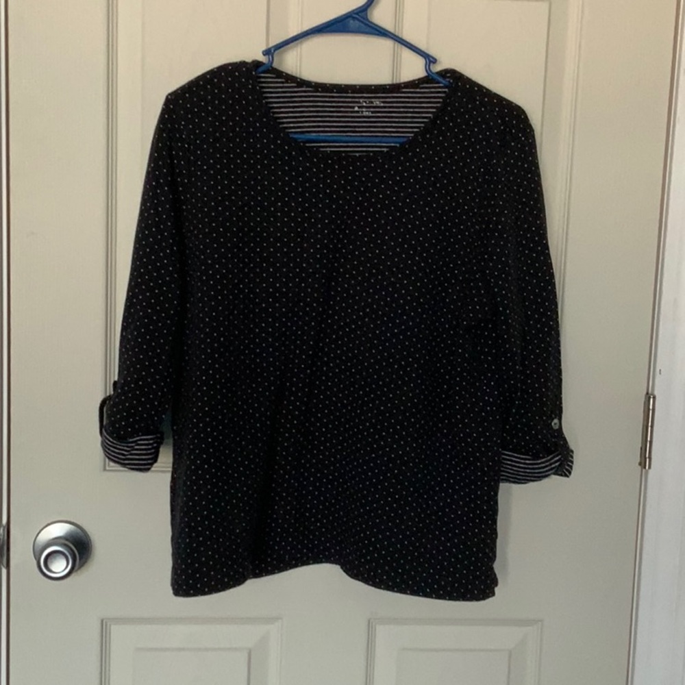 Three-quarter sleeve polkadotted shirt.